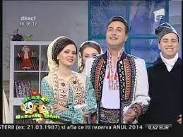 Din toata tara venim nasterea sa o vestim mandru sa va colindam la multi ani sa va uram! Valentin Sanfira ColindÄm Din ToatÄ Å£ara Youtube