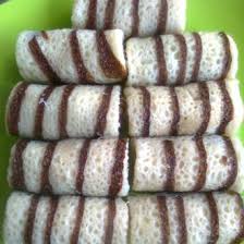 Secara umum membuat kue dadar gulung ada 2 tahap yakni membuat kulit dadar gulung dan membuat isi dadar gulung. Jual Produk Kue Dadar Gulung Isi Kelapa Termurah Dan Terlengkap Mei 2021 Bukalapak