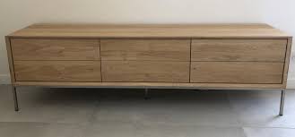 Retrrait gratuit en magasin conforama ou livraison à domicile pour 75e. Meuble Tv En Chene Massif Naturel 1 Porte Rabattable Et 2 Tiroirs 171x41x50cm Kubico Meubles Tv Pier Import