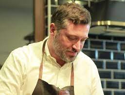 Ella está armando una pyme familiar, trata que su pareja sea electa, hace un show para eso, además no cree en la democracia, señaló el candidato. Sebastian Sichel Me Pican Las Manos Por Estar En Primera Linea Nostalgica Fm