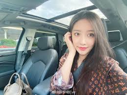 Jun 02, 2021 · 已故賭王何鴻燊的四房兒子何猷君與太太奚夢瑤結婚近兩年，育有現時1歲半的兒子何廣燊（ronaldo），奚夢瑤於母親節報喜，宣布懷第2胎。奚夢瑤專心在家安胎外，還要照顧囝囝，近日她拍攝了一條囝囝的生活日常片段，片中的ronaldo把垃圾桶當成玩具，並將桶倒轉笠頭，十分搞笑，奚夢瑤即忍笑. é™ˆæ¢¦ç'¶eve Girl Photos Instagram