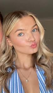 Melissa Cale's Instagram, Twitter & Facebook