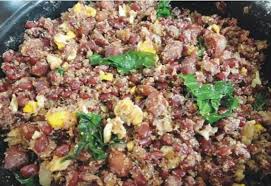 A receita leva alguns ingredientes principais como feijão, farinha de mandioca e carne suína, mas é adaptada conforme as regiões do país. Feijao Tropeiro Mineiro Oferecemos Bao Demais Tempero Mineiro Fazenda Rio Grande