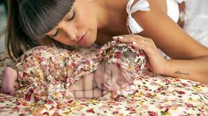 Andrea Estévez presenta desde Miami a Hannah, su hija recién nacida