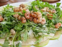 Les plus connues d'entre elles sont la salade grecque, à la feta et aux olives, ainsi que la salade niçoise, aux saveurs méditerranéennes. Recettes De Salade Verte