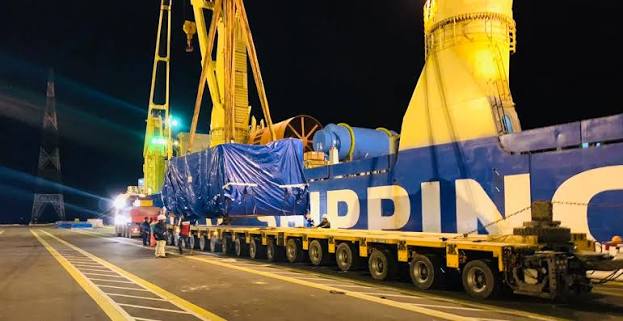 Hàng Siêu Trường Siêu Trọng Được Vận Chuyển Bằng Container Gì?