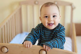 Dok, anak saya jatuh pertolongan pertama. Ini Pertolongan Saat Bayi Jatuh Dari Tempat Tidur Alodokter
