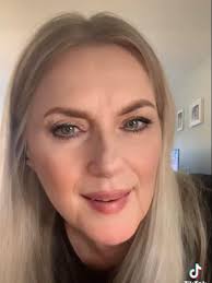 rolls my gorgeous brown eyes*