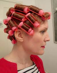 Mise En Plis Avec Des Bigoudis Mousse En 2020 Bigoudis Bigoudis Mousse Coiffure