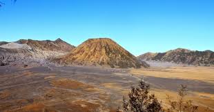Mulai dari pantai, goa, gunung dan lain sebagainya. Surat Untukmu Tentang Bromo