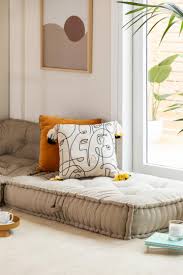 This boho bedroom is absolutely filled with layers on top of layers. Waomt3mtugk2rm