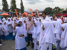 Semua sekolah di bawah kementerian pendidikan malaysia (kpm) melancarkan program tersebut secara serentak pada 5 dan 6 februari 2017. Dsmkmedia Comm On Twitter Ds Mahdzirkhalid Disambut Oleh Pelajar Tingkatan 1 Smk Dato Syed Ahmad Sempena Majlis Penyampaian Sumbangan Baucar Peralatan Sekolah Jomkesekolah Https T Co Lubb38jr4n