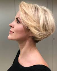 Attention aux coupes boyish très courtes qui auront tendance à faire ressortir les petits défauts de votre visage. De Sublimes Coiffures Courtes Pour Les Femmes De 50 Et Plus