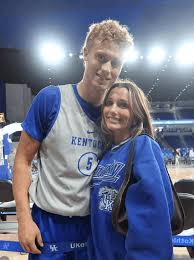 SURPRISE: The wife of Kentucky Wildcatsstar Collin Chandler has drawn  public attention after sharing a series of beach photos in a bikini, with  many fans admiring her confident and eye-catching appearance. Read