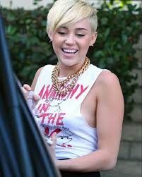 Miley cyrus sports blonde hair as she films a converse commercial on venice beach in los angeles, california on thursday november 16, 2017. Top 30 Cool Miley Cyrus Hairstyles Miley Cyrus Short Hair Ideas Of 2019