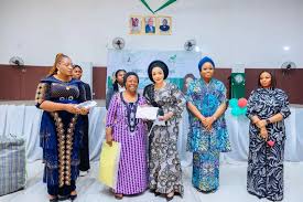 The Renewed Hope Initiative led by the First Lady of the Federal Republic  of Nigeria, Her Excellency, Senator Oluremi Tinubu, has supported 250 elderly  persons in Enugu State with the sum of