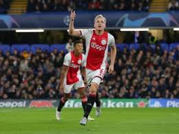 Donny van de beek (born 18 april 1997) is a dutch footballer who plays as a centre midfield for dutch club ajax, and the netherlands national team. 1 Bundesliga Verrechnung Mit Bvb Star Dortmund Fuhrt Gesprache Wegen Donny Van De Beek News Fussballdaten