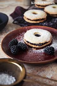 Wahrend Der Brombeer Saison Solltest Du Dieses Rezept Auf Keinen Fall Verpassen Sandwich Cookies Mit Bromb Lebensmittel Essen Marmelade Rezept Fruchtdesserts