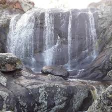 #7MaravillaDeTanti ✨Cascada de La Luna✨ #3 Se encuentra en la Reserva  Yatan Rumi,primera Reserva Nudista de la Provincia de Cordoba,su nombre  significa "Piedra Desnuda".☀️️ Ubicada a 15km de Tanti sobre Ruta  Provincial