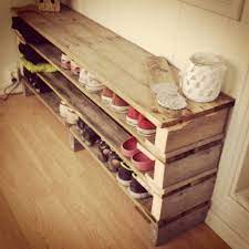 Un meuble à chaussures qui offre différents espaces vous allez avoir besoin d'au moins 26 planches d'un mètre de long pour construire le meuble. Epingle Par Marionsinceninety Sur Diy Deco Maison Idee Rangement Meuble Chaussures Palette
