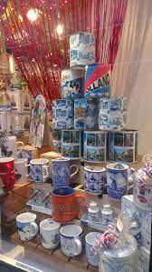 dit is een etalage van een snoepwinkel omdat het rond de kerst is heeft de winkel ervoor gekozen om nadruk te leggen op de cadeau verpakk winkel kerst etalage