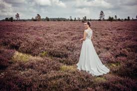 Die brautmode designerin rike winterberg entwirft brautkleider, die moderne romantik und schlichte geradlinigkeit miteinander verbinden. Liebe Ist Grun 1001 Nachhaltige Tipps Fur Eine Schone Hochzeit Lilli Green