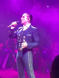 Pues qué les digo.¡la fiesta se puso buena!, publicó en twitter intérprete de 'se me va la voz', con el afán de demostrar que, desde hace algunos años, fernández ha empezado a remplazar su típico traje de charro por amplios escotes. Alejandro Fernandez Abarroto El Domo Care En Su Primera Presentacion Lachicuela Com