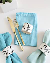 9 Idees Diy Pour Decorer Votre Table Shake My Blog Rond De Serviette Idee Diy Sets De Table Originaux