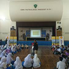 Sekolah ini merupakan sekolah ketiga dibuka di wilayah persekutuan putrajaya dan memulakan operasi pada tanggal 6 januari 2003. Photos At Smk Putrajaya Presint 9 1 Putrajaya Wp Putrajaya