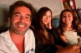 Video: la reacción de una nena con cáncer al ver que Ricardo Arjona estaba  en su casa