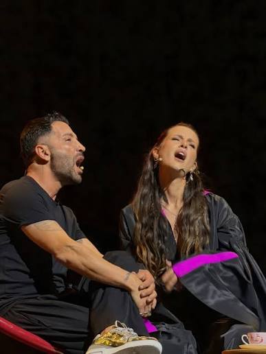 İrem Helvacıoğlu, Aşkım Kapışmak'ın Harbiye sahnesinde gerçekleşen “Tek  Hücreliler” gösterisinden yeni bir gönderi paylaştı.✨ İrem Helvacıoğlu, Aşkım  Kapışmak'la birlikte gösteri için hazırladıkları şarkıyı seslendirdi.🎶  @iremhlvcioglu ...