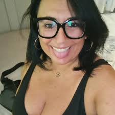 It's been freezing in Florida and I don't own a jacket 🥶 still gonna take  photos though 😅 ft my frozen pink nose #plussize #fyp #explorepage  #biggirls