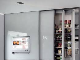 Raumwunder Kuchenschrank Die Kuche Ort Familiarer Begegnungen Mit Den Schiebeturlosungen Wird Der Raum Optimal Ausgenutzt Kuchenschrank Schiebetur Schrank
