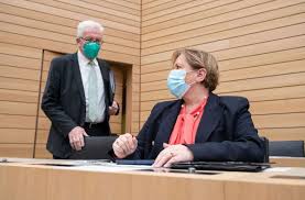 Außerdem werden regelungen zu veranstaltungen und grenzkontrollen verschärft. Coronavirus In Baden Wurttemberg Kitas Und Grundschulen Werden Voraussichtlich Wieder Geoffnet Baden Wurttemberg Stuttgarter Zeitung