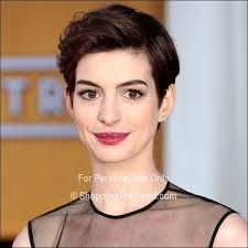 Short And Swept Back With Volume Anne Hathaway At The Sag Awards Short Hair Styles Anne Hathaway Short Hair Short Hair Makeup
