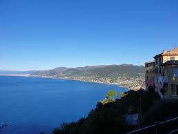 Il più economico e' treno che costa 4€. Camogli Crolla Il Cimitero Le Bare Finiscono In Mare Twebnews