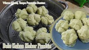 Aduk hingga gula larut dan warnanya pucat. Bolu Kukus Mekar Pandan Cara Membuat Bolu Kukus Pandan Ide Jualan Bolu Kukus Pandan Youtube
