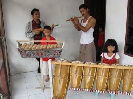 Alatalat music tradisional itu sengaja ditaruh di kedai kopi. Bab Ii Gambaran Umum Masyarakat Batak Toba Di Kota Medan Dan Biografi Ringkas Junihar Sitohang Sebagai Seniman Musik Tradisional Batak Toba Pdf Free Download