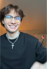 Alex Willard's Instagram, Twitter & Facebook