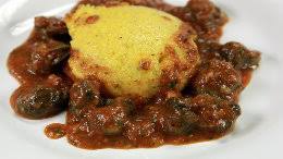 Una volta soffritto il tutto aggiungere 2/3 bicchieri d'acqua calda e buttare le lumache, sale e il finocchio tritato con il cucchiaio girarle per farle ben insaporire. Bogoni Alla Veronese