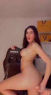 Paulina Franco divirtiéndose con su juguete de goma - Porno Rancho