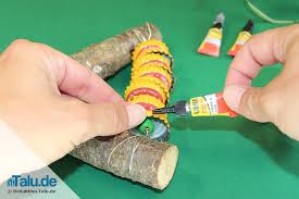 Von den fingern ab, indem ich mit der nagelfeile vorsichtig an der stelle feile. Sekundenkleber Von Kleidung Und Haut Entfernen So Geht S Talu De