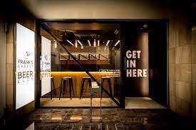 東京日比谷 有楽町のメンズ美容室 frank s barber and beerclub 夜23時まで営業 店舗デザイン メンズ 美容 デザイン