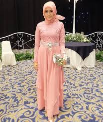 Sebenarnya, memilih model baju kondangan bukanlah hal yang sulit. 10 Model Gaun Pesta Muslimah Modern Terbaru