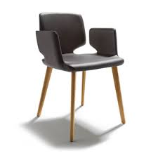 Feine nähte, die exakt an den kanten laufen, umspannen den zarten polsterstuhl, der mit seiner flexiblen rückenlehne, einem bequemen, elastischen sitz und den optionalen ergonomischen armlehnen für angenehmes und komfortables sitzen sorgt. Team 7 Mobel Tische Stuhle Betten In Der Wohnvilla Hamburg Cramer Mobel Design