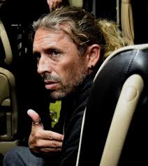 Német-svájci egyezményes kézjel: Így csináld három ujjal!