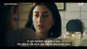 Vi möter några poliser i malmö, deras slitiga vardag och de ständiga svårigheterna med att hålla isär jobbet och privatlivet. Tunna Bla Linjen Svt 2021 Trailer 1 Youtube