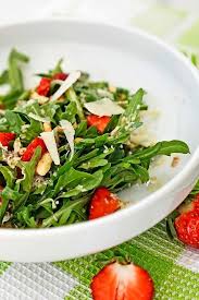 Salat Aus Rucola Erdbeeren Walnussen Pinienkernen Und Parmesan Rezepte Leckere Salate Essensrezepte