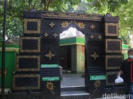 Maybe you would like to learn more about one of these? Makam Keramat Di Kudus Ini Simpan Kisah Cinta Terlarang Putri Sunan Muria