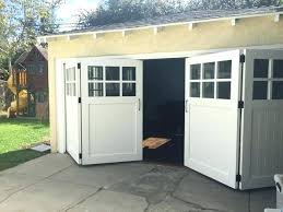 Bifold Door Doors Garage Horizontal Pergola Over Garage Door Residential Vertical Pergolas Are Already Found Garage Dekorieren Garagenhaus Garagentore